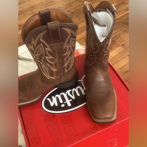 Selling Justin boots, size 9D.